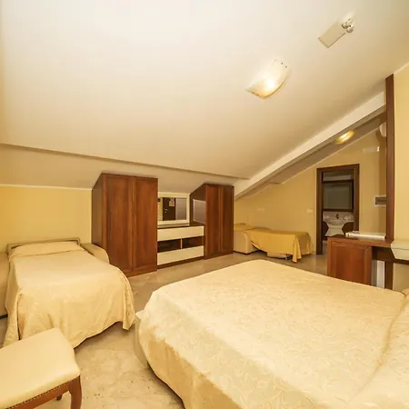 茵索尼娅酒店 3* 阿格罗波利