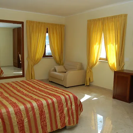 茵索尼娅酒店 3*