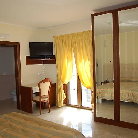 茵索尼娅酒店 3*