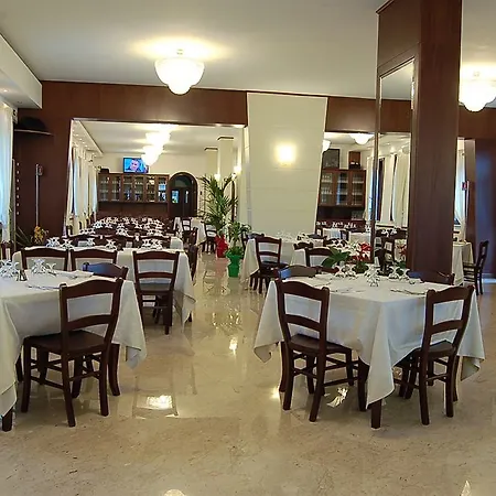 茵索尼娅酒店 3*